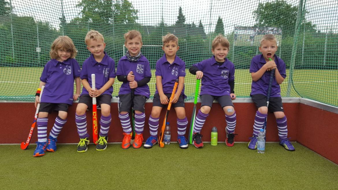 Mini Jungen kämpfen und siegen