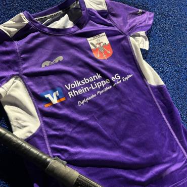 Volksbank übergibt neue Trikots an die Hockey-Damen